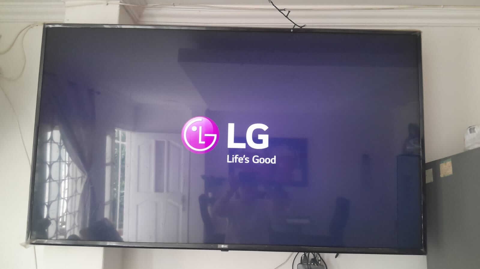Técnico reparando pantalla de televisor lg a domicilio en Cartagena