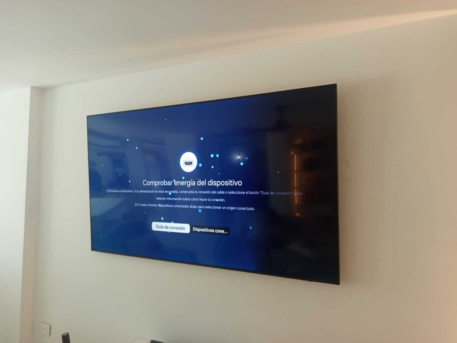 Técnico reparando pantalla de televisor Samsung a domicilio en Cartagena